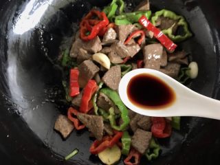 11、爆炒猪肝,加半勺生抽上色