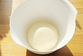 2、超级流行的爆款面包【奶酪包】 ,主面团中除黄油以外所有材料揉成能拉出厚膜的面团，加入黄油后继续揉，直至能拉出薄薄的膜且面团表面光滑；