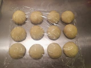 6、奶酪小餐包,轻压排气后平均分成12份，静置20分钟