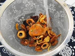 1、古法传承、精心熬制的桂花酸梅汤，味道就是不一样,将乌梅、山楂、陈皮、洛神花、甘草洗净，清水浸泡半个小时以上。