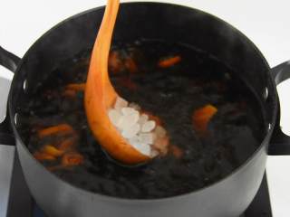 2、古法传承、精心熬制的桂花酸梅汤，味道就是不一样,大火煮开后，转小火半个小时，加冰糖搅拌至融化关火。