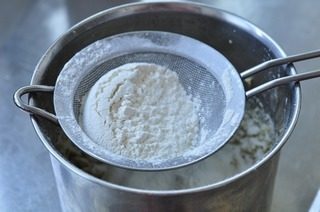 7、坚果酥饼,筛入低粉