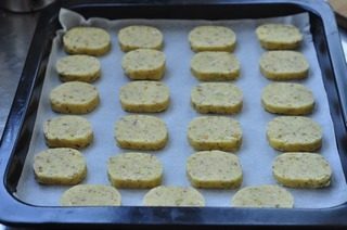 11、坚果酥饼,烤盘铺油纸，放上饼干。预热好后，送烤箱烤到喜欢的颜色即可