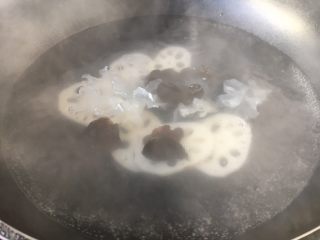 4、厨房挑战 素菜 腰果全素,锅里放大量的水，水里放一点盐和2滴油，水开后给蔬菜焯水。先焯藕片、木耳，再焯银耳。