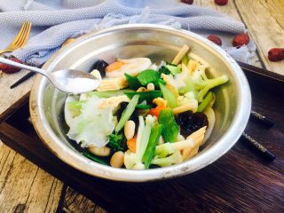 5、厨房挑战 素菜 腰果全素,将焯过水的沥干水分的所有蔬菜放在一个容器里，放少许盐，少许白糖（提鲜用），用晃动盆的方法把盐味调匀。