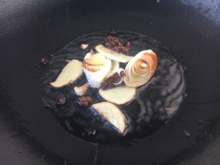 6、厨房挑战 素菜 腰果全素,热锅凉油，煸炒花椒、姜和葱，待葱煸成金黄色时把所有的料捞出来，留葱姜花椒底油备用。