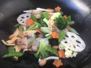 7、厨房挑战 素菜 腰果全素,把油加热到7或8成热时，放入除腰果以外的食材。