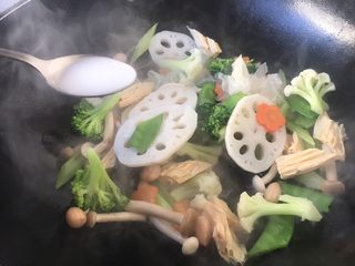 8、厨房挑战 素菜 腰果全素,放入1勺的水淀粉勾明芡。