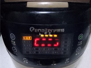 3、香菇烧肉便当,接通电源，选择“标准煮”功能；