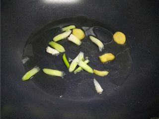 6、香菇烧肉便当,平底锅烧热，倒入适量植物油烧热，放入姜片，葱段煸香；