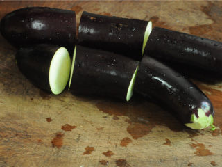 1、手撕茄子,茄子洗干净后切成段