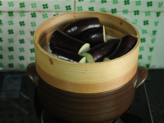 2、手撕茄子,放在蒸笼上