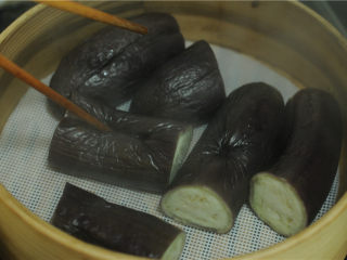 4、手撕茄子,将茄子取出用筷子扎一下，能轻松扎透就表示熟了