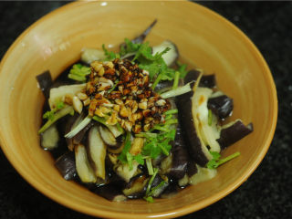 8、手撕茄子,将生抽和蒜末倒进去，拌匀即可