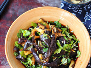 12、手撕茄子,一菜一汤上桌了。