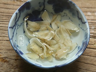 6、莲子百合薏米银耳羹,百合干用水浸泡片刻，如果是新鲜的百合则无需浸泡，冲洗干净即可。