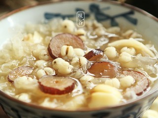 13、莲子百合薏米银耳羹,汤汁粘稠，银耳软糯，冷藏后食用口感更佳。