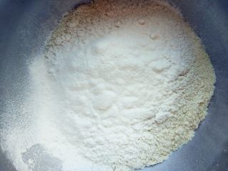 1、欧培拉歌剧院蛋糕,预热烤箱200度，10分钟。制作杏仁海绵蛋糕：将糖粉、杏仁粉、低筋粉过筛