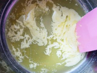 3、欧培拉歌剧院蛋糕,另一盆内小火融化黄油，晾凉后将上一步的少许面糊加入拌匀