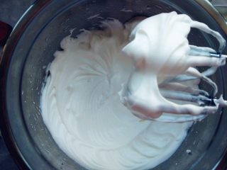 4、欧培拉歌剧院蛋糕,蛋清中分两三次加入细砂糖，打发到硬性发泡