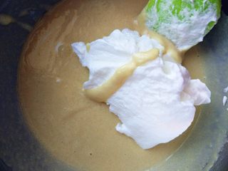 5、欧培拉歌剧院蛋糕,取少许打发的蛋清与步骤3的面糊拌匀，再放入余下的蛋清拌匀