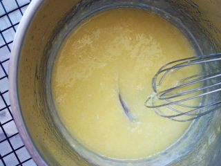 11、欧培拉歌剧院蛋糕,缓慢加入搅匀的蛋黄液，搅拌至变白，冷却为止