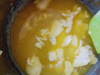 12、欧培拉歌剧院蛋糕, 分2次将软化后的黄油放入上一步的材料中，搅拌至细腻无颗粒，加入1茶匙咖啡粉拌匀，入冰箱冷藏备用