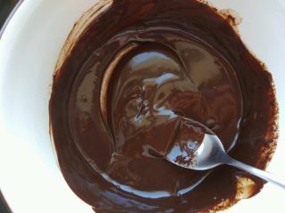 13、欧培拉歌剧院蛋糕,制作甘纳许：巧克力75克融化，加入温热的35毫升牛奶和35毫升奶油搅匀即可