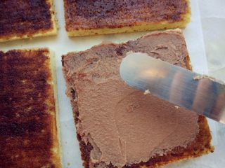 15、欧培拉歌剧院蛋糕,将其中三片上抹上冷藏后的奶油馅，其中一片抹甘纳许