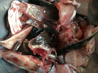 1、酸菜鱼,鱼头、鱼尾、鱼排、清洗。