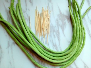 1、长豇豆棒棒糖,准备食材: 长豇豆和牙签,长豇豆要选新鲜的。