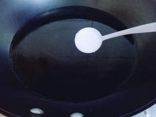 3、长豇豆棒棒糖,锅中加入水,大火烧开,加入一勺盐,再加入2勺食用油。