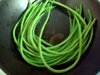 4、长豇豆棒棒糖,放入长豇豆,大火焯水,(切记不要盖盖子)