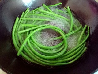 5、长豇豆棒棒糖,长豇豆煮软,段生。