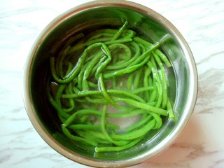6、长豇豆棒棒糖,捞出立即过冷水。