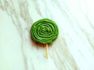 8、长豇豆棒棒糖,取一根长豇豆,从头卷到尾,再用牙签扎透,(牙签从收口处扎入)如图。