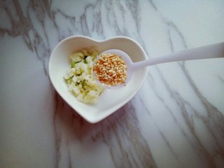 11、长豇豆棒棒糖,加入一勺熟芝麻。