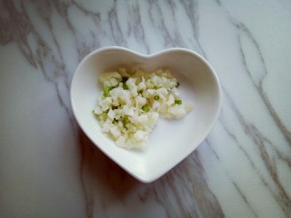 10、长豇豆棒棒糖,蒜,葱去皮,切碎,