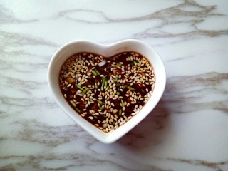 14、长豇豆棒棒糖,撒上切碎的葱花,用筷子拌均匀,这样蘸料就做好了。