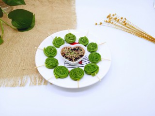 15、长豇豆棒棒糖,将蘸料碟放在盘子中间即可。