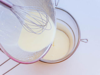 5、千层蛋糕,面糊过滤一遍,过滤出面疙瘩也可以让面糊更加细腻,成品口感更佳