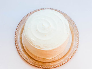 13、千层蛋糕,奶油抹面,随意装饰下即可(我做的这款蛋糕饼皮有剩,剩余的面皮可以用来作班戟,也可以作一款其他口味的蛋糕,再或者减少配方中的面糊量)