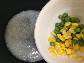 3、抖音网红菜谱-五彩西红柿焖饭,加入清洗干净的青豆玉米