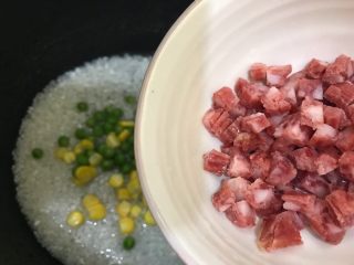 4、抖音网红菜谱-五彩西红柿焖饭,加入切成小块的腊肠