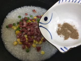 6、抖音网红菜谱-五彩西红柿焖饭,加入少许黑胡椒粉