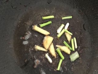 6、糖醋排骨,用锅里的底油葱姜蒜爆香 温馨提醒：葱姜蒜是另外准备的不是腌制排骨的