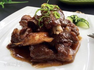 11、糖醋排骨,成品：装盘即可，葱丝装饰！棒棒哒
