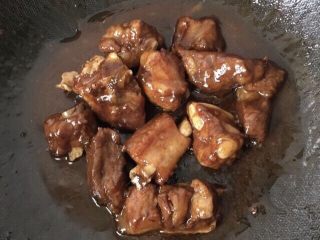 10、糖醋排骨,特别香喷喷的糖醋排骨就完成了，口感刚刚好，肉嫩味道微甜带有醋香味，家人都说特别赞，表示超级满意，妈妈说下次烧糖醋排骨还让我来！