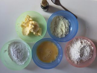 1、花样黄油曲奇,准备材料，黄油室温软化