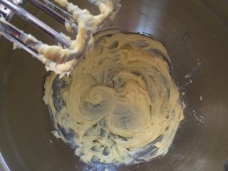 2、花样黄油曲奇,用电动打蛋器低速打散黄油